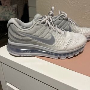 Womens 7.5 Nike airmax gym shoes